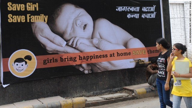 インドで女児の人工中絶を止めるよう呼び掛ける看板