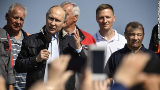 ロシア本土とクリミア半島を結ぶ橋の開通式で演説するプーチン大統領