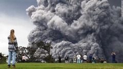 ハワイの火山、警戒レベル引き上げ　航空機に支障の恐れ