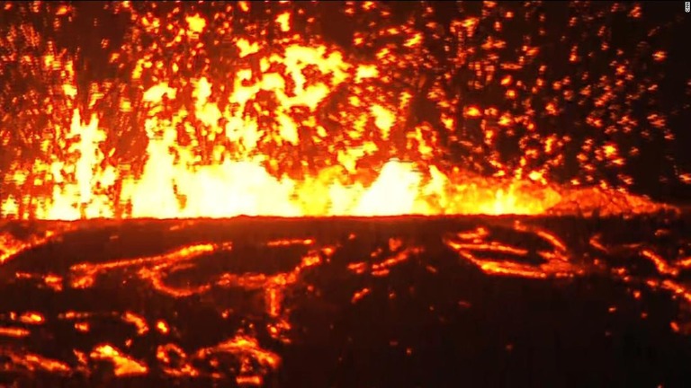 キラウエア火山の溶岩流が太平洋に到達した