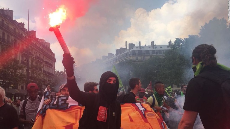 発煙筒を振るデモの参加者＝２２日、パリ