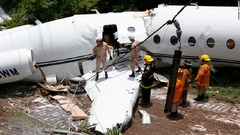 ジェット機が滑走路を外れ大破、６人負傷　中米ホンジュラス
