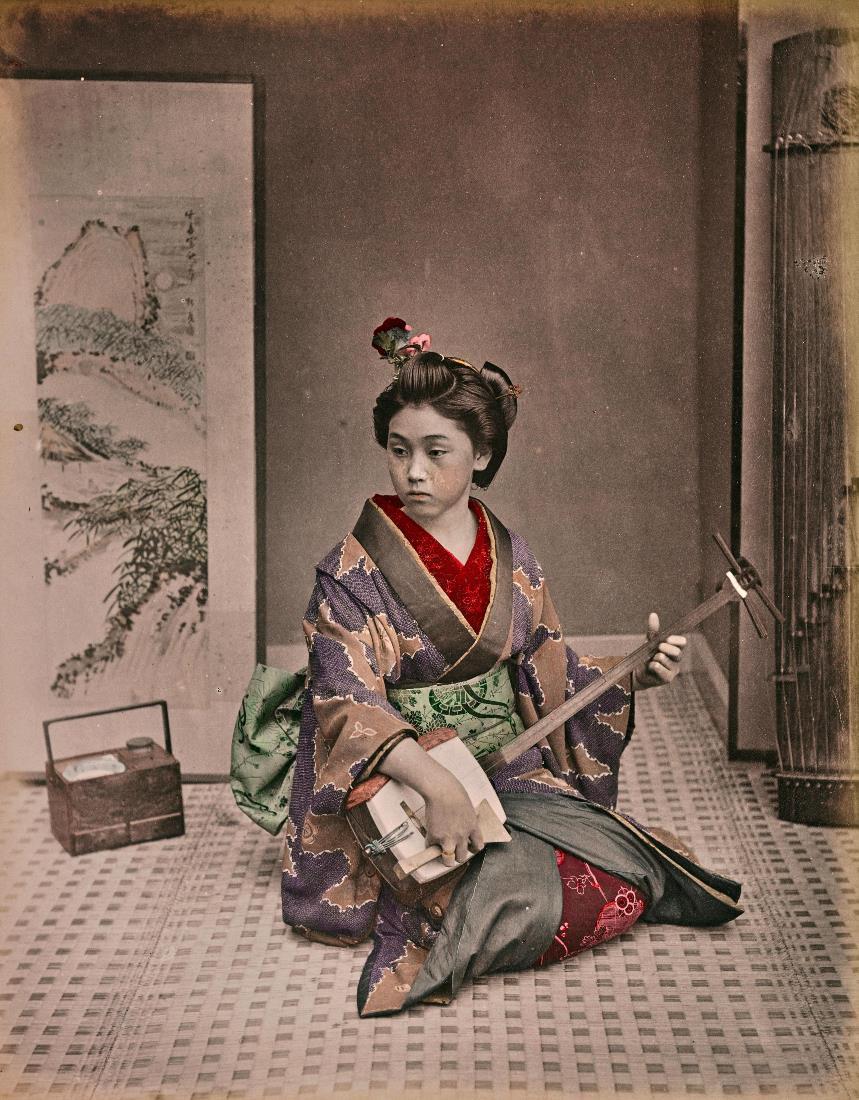 若い芸者が伝統的な楽器を奏でている＝Kusakabe Kimbei