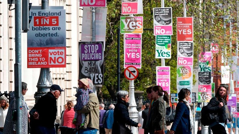 首都ダブリンの街灯には賛成・反対両派のポスターが並ぶ