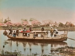 江戸時代から始まった隅田川での船旅は典型的な余暇の過ごし方の一つだった。多くの巻物や木版印刷、写真が残されている＝Yokoyama Matsusaburo