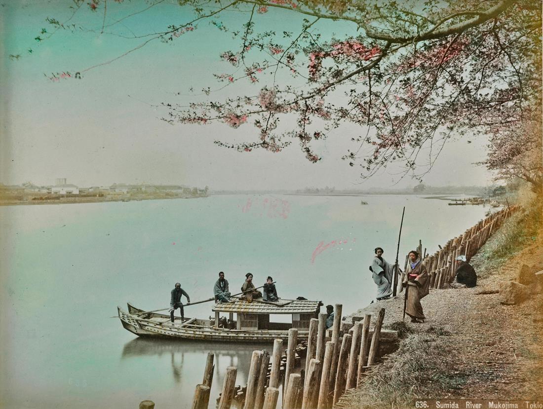 木版画の浮世絵に影響を受けたこの写真には隅田川の渡し船が写る=Kusakabe Kimbei