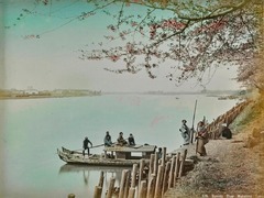 木版画の浮世絵に影響を受けたこの写真には隅田川の渡し船が写る＝Kusakabe Kimbei