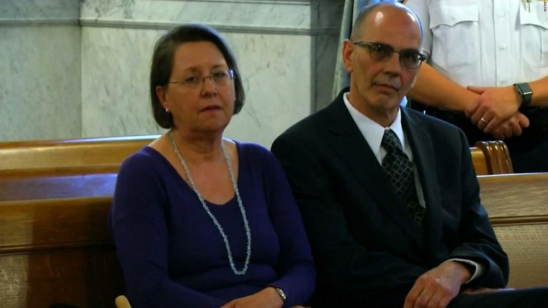 裁判の行方を見守るマーク・ロトンドさんと妻のクリスティーナさん