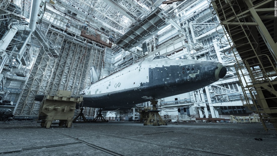 カザフスタンの倉庫に放置されたソ連の宇宙船「ブラン」