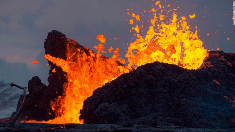 キラウエア火山の噴火で、大量の溶岩が島の幹線道路をのみ込む恐れが出ている