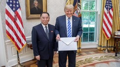 トランプ氏宛ての金正恩氏親書、異例の大きさが話題に