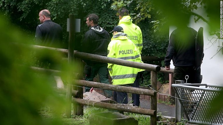 動物園の職員と警官＝１日