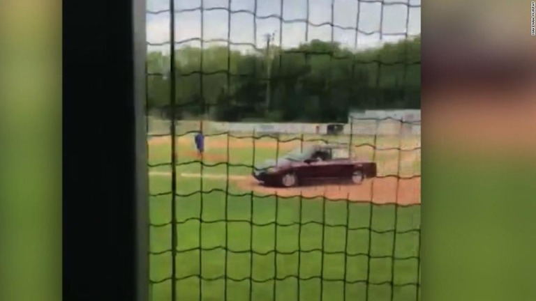 車が野球場内に突っ込み、男性１人がはねられて死亡した