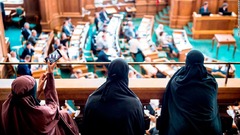顔隠すかぶり物、公共の場で禁止に　デンマークが新法