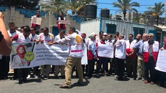 国連事務所前に集まり抗議する人々＝ガザ市