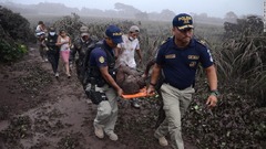 グアテマラで火山噴火、死者２５人に　生存者の捜索活動続く