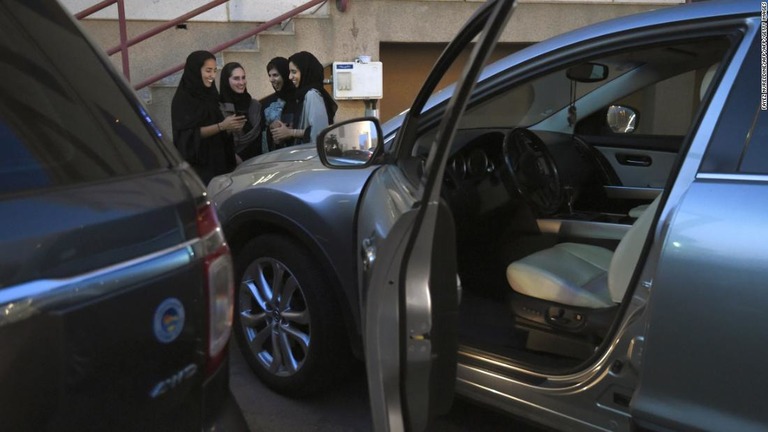 サウジアラビアで女性に初めて運転免許証が発行された