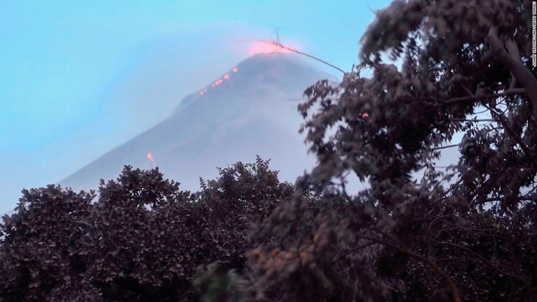 フエゴ火山の噴火はこれまでに死者が６２人に達している