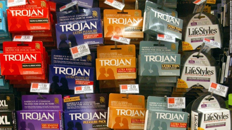 店頭に並んだコンドーム。性感染症のひとつである梅毒の症例数がイングランドで７０年ぶりの高水準となった