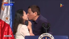 ドゥテルテ大統領、ステージ上の「キス」で波紋呼ぶ