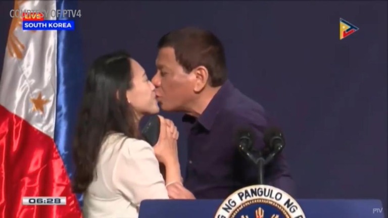 ドゥテルテ大統領がステージ上のキス」で波紋を呼んだ