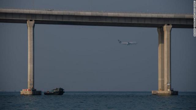 橋の向こうに香港の空港を目指す飛行機が見える