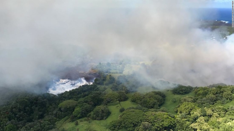 キラウエア火山噴火の溶岩が淡水湖に流れ込み湖水が蒸発した