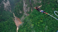 同幹部は「張家界大峡谷バンジージャンプを特別にしているのは、ジャンプ時に張家界の素晴らしい風景を一望できる点だ」と指摘