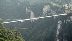張家界大峡谷のガラスの橋は２０１６年に開通した。全長は４３０メートルで、深さ３００メートルの渓谷の崖の間に架かっている