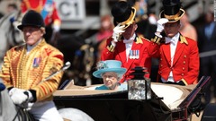 パレードを行うエリザベス女王