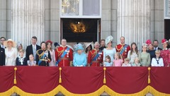 バッキンガム宮殿のバルコニーに集まった英国王室のメンバー