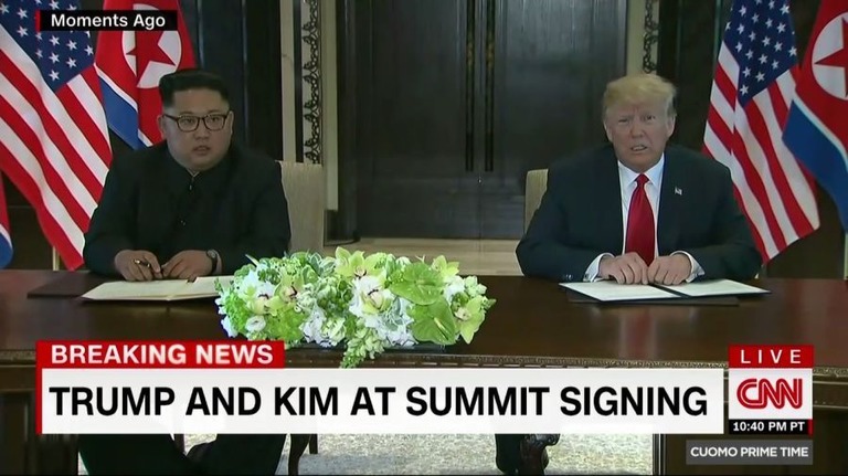 トランプ大統領（右）と金正恩朝鮮労働党委員長が共同文書に署名した