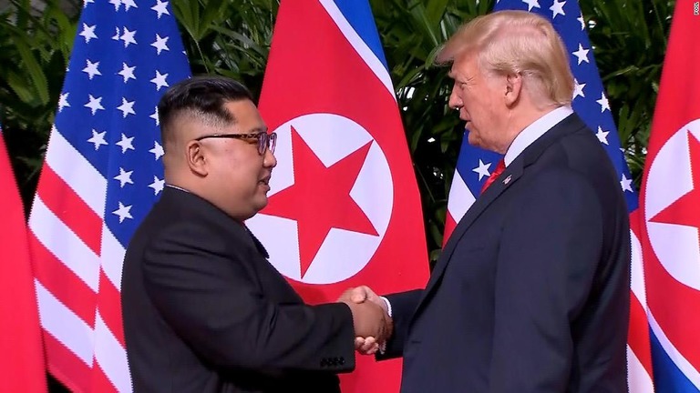握手を交わす金正恩氏（左）とトランプ氏