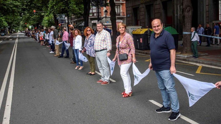 人間の鎖に参加するバスク民族主義党の幹部ら＝スペイン・ビルバオ