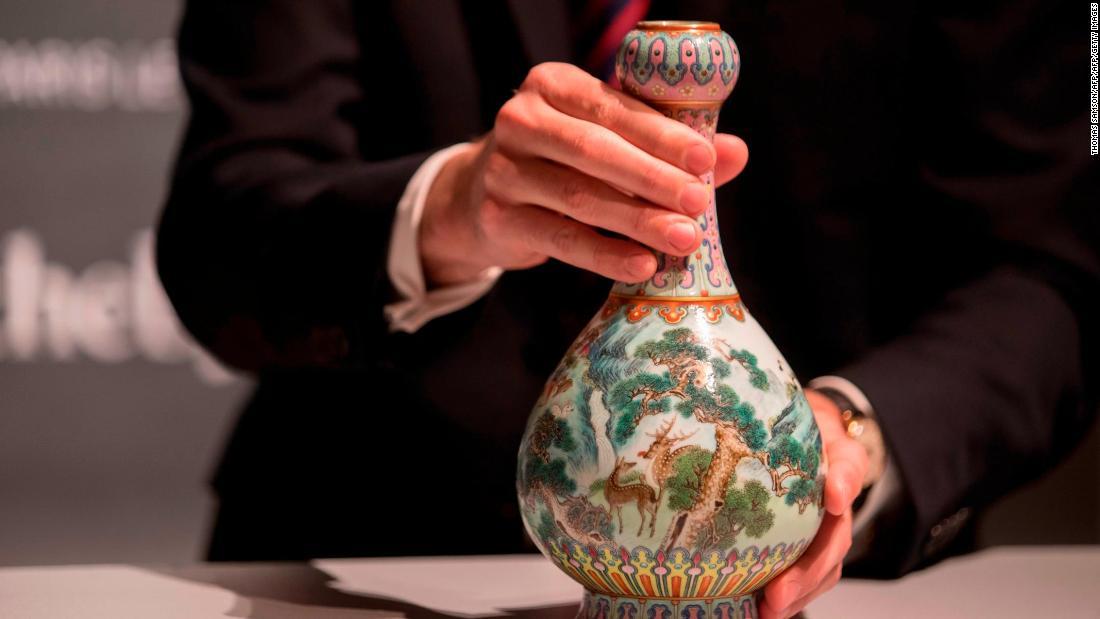 屋根裏で見つかった希少な磁器の花瓶が２１億円で落札された