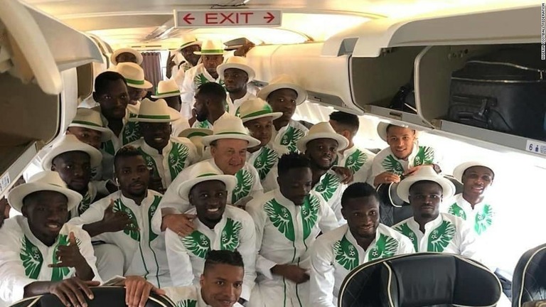 Ｗ杯出場国中トップの評価を得たウエアを着て移動するナイジェリア代表の選手たち