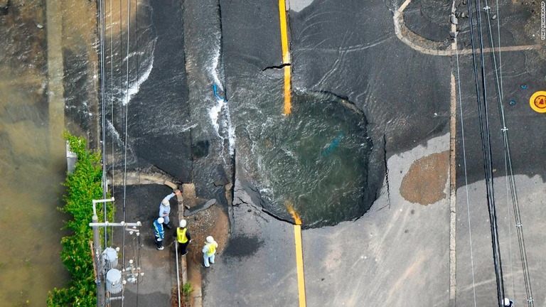 道路下の水道管が破裂し、大量の水があふれ出した