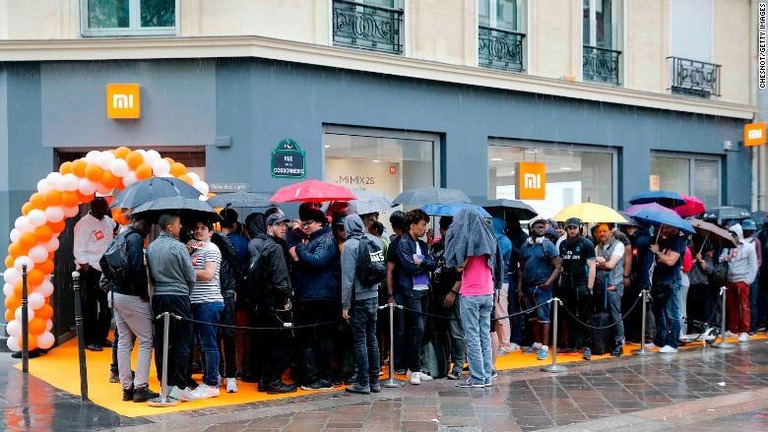 パリに開店したシャオミーの店舗に並ぶ人たち