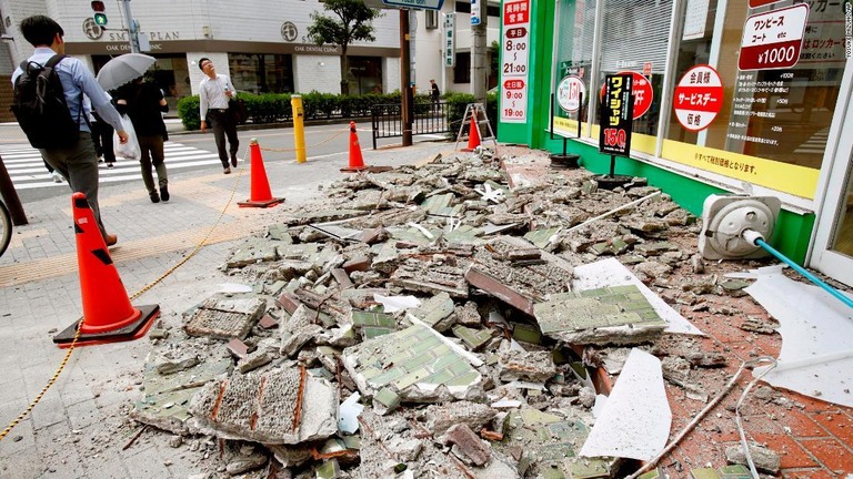 大阪府の市街を襲った強い地震で建物の外壁が剥がれ落ちるなどの被害が出た