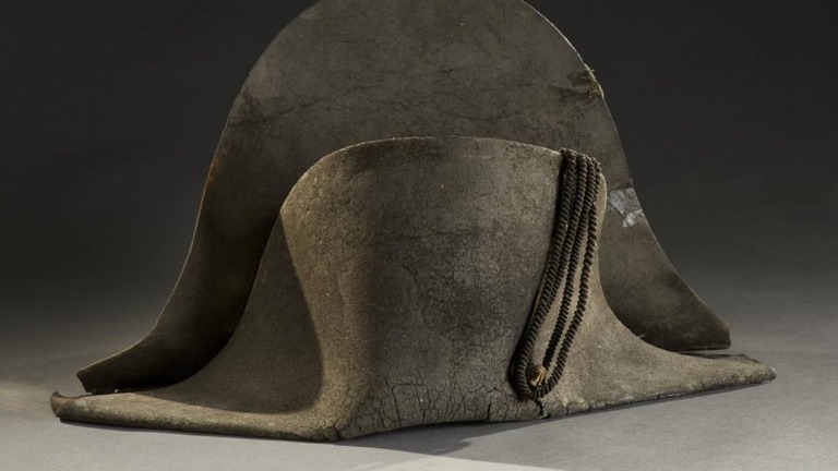 ナポレオンが１８１５年のワーテルローの戦いで着用していたとされる帽子