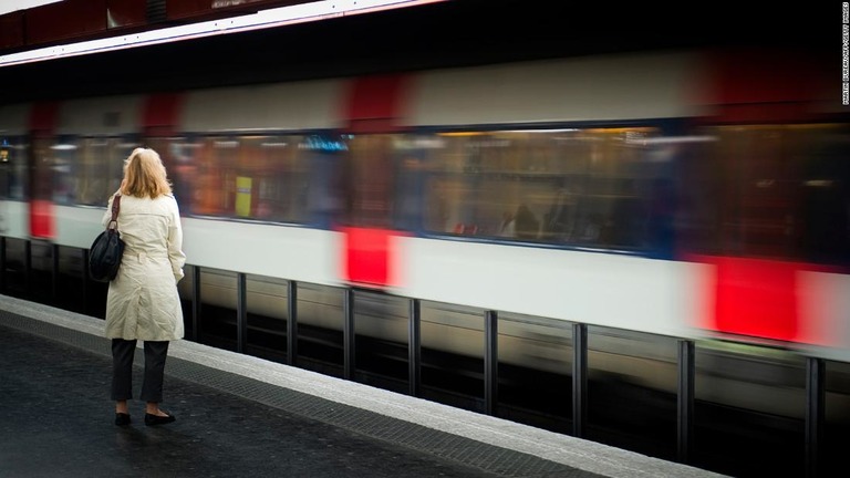 パリの列車内で乗客の女性が赤ちゃんを出産する出来事があった