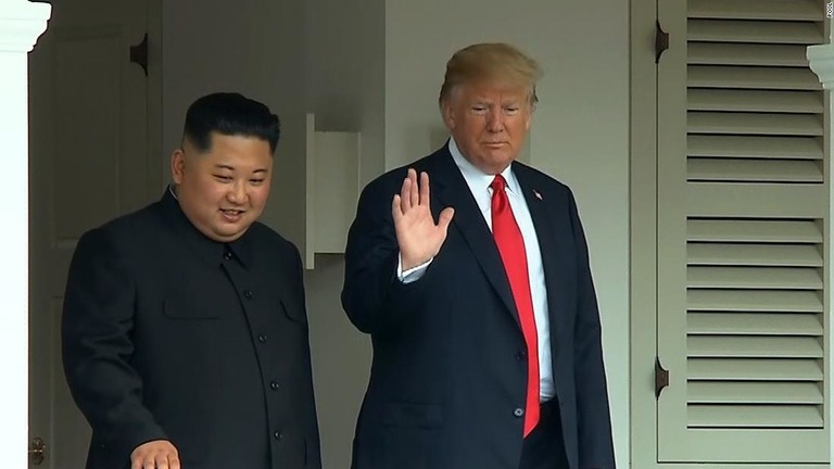 北朝鮮の金正恩氏（左）に対しては「好感を持てない」との回答が８割近くを占めた