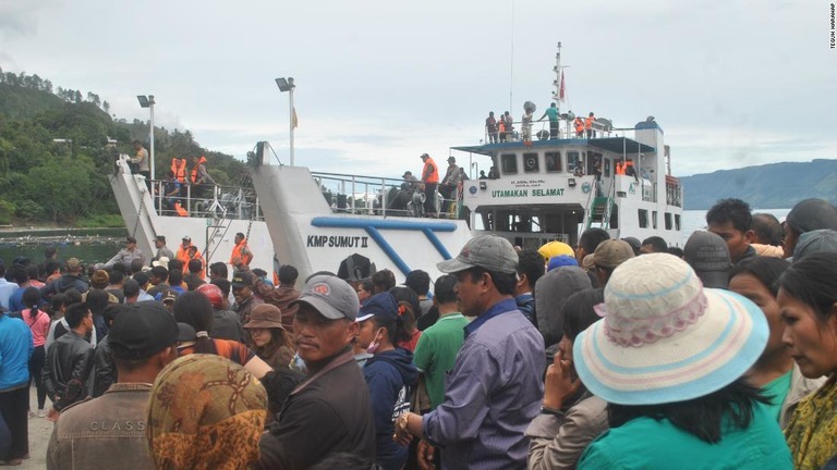 インドネシアでフェリーが転覆。船内に閉じ込められた１９２人が行方不明に