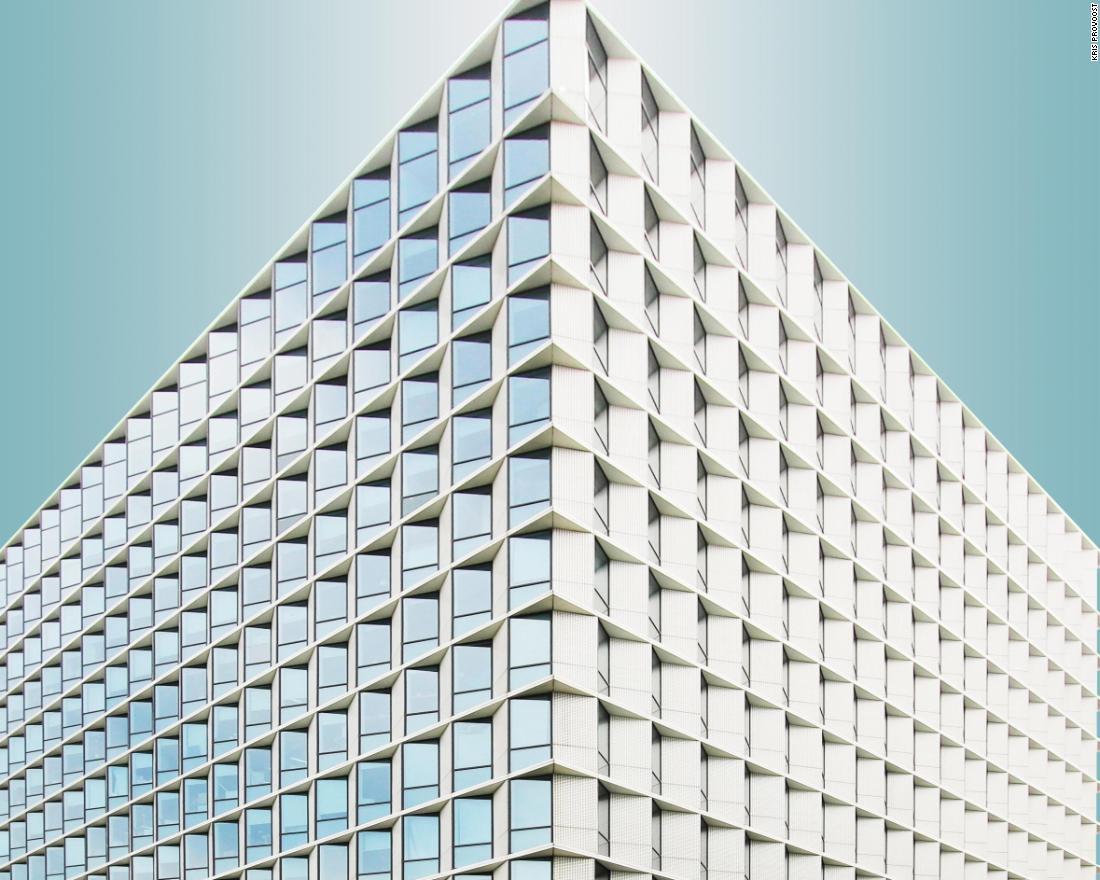 3Cubes（上海）　GMP Architektenが設計。角度を持ったガラス板で外観が構成されている。オフィス棟が３棟連なる＝クリス・プロボースト氏提供