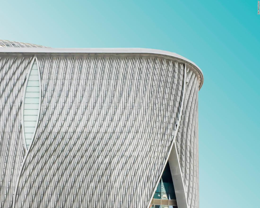 Xiqu Theatre（香港）　Revery Architecture設計。香港の新たなカルチャーゾーン、西九海濱長廊にあるこの建物は、外観が重なり合うカーテンのような形をしている＝クリス・プロボースト氏提供