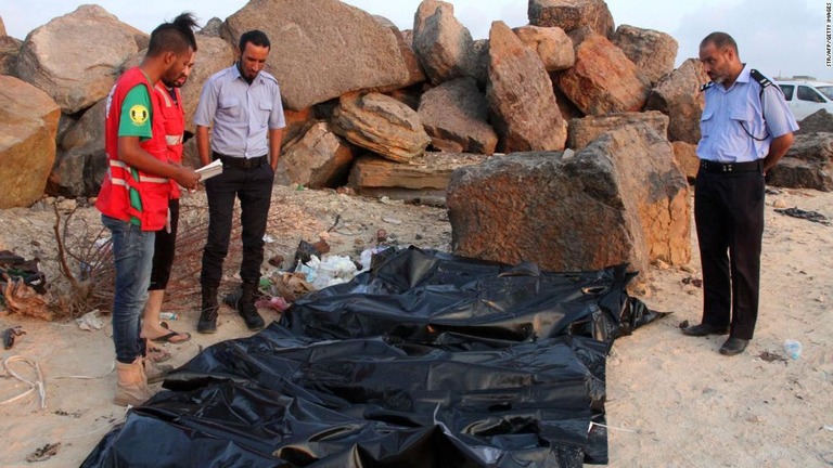 溺死した移民の遺体を回収するリビアの当局者ら