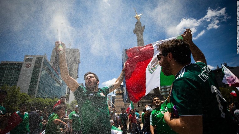 メキシコが優勝候補のドイツを１－０で破り喜ぶ市民＝１７日、メキシコ市