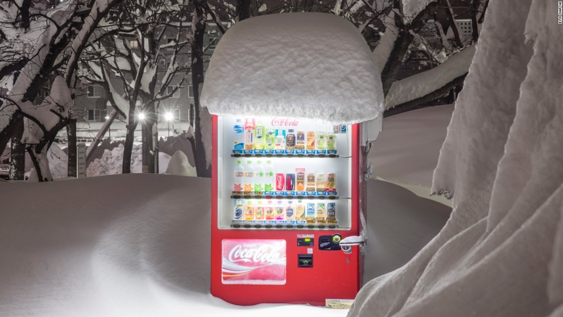 雪に埋もれた自販機＝２０１６年１２月４日、札幌