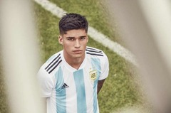 アルゼンチン代表のユニホームはアディダスが制作。国旗のカラーだけでなく、国章の月桂樹も用いた。愛国心あふれる要素を取り入れて、アルゼンチンサッカー協会の１２５周年を称えている