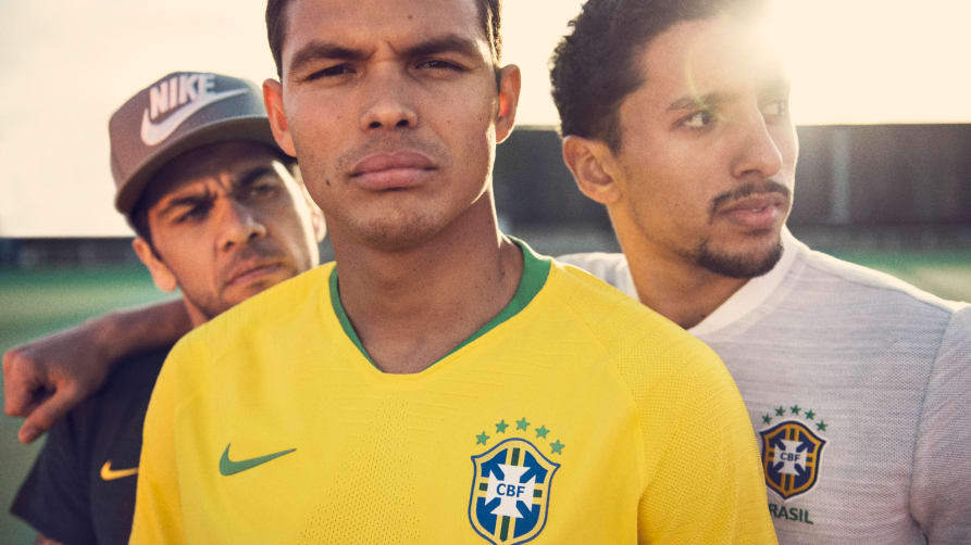 ブラジル代表の最新のユニホームのために、ナイキのデザインチームはサンパウロのサッカー博物館を訪問。イエローのニュアンスを新しいユニホームにきちんと取り込めたか確認するために、1970年の優勝チームが身に着けた憧れのユニホームを調査した